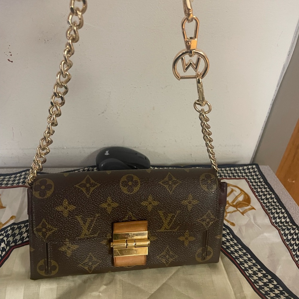 LV cross body purse ( no chain included)